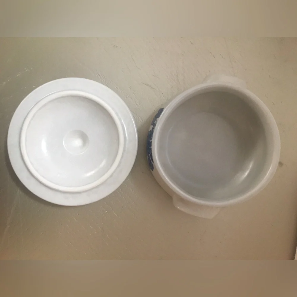 Pfaltzgraff Yorktowne 305Y‎ Individual Casserole/Chowder Bowls with Lids Pair